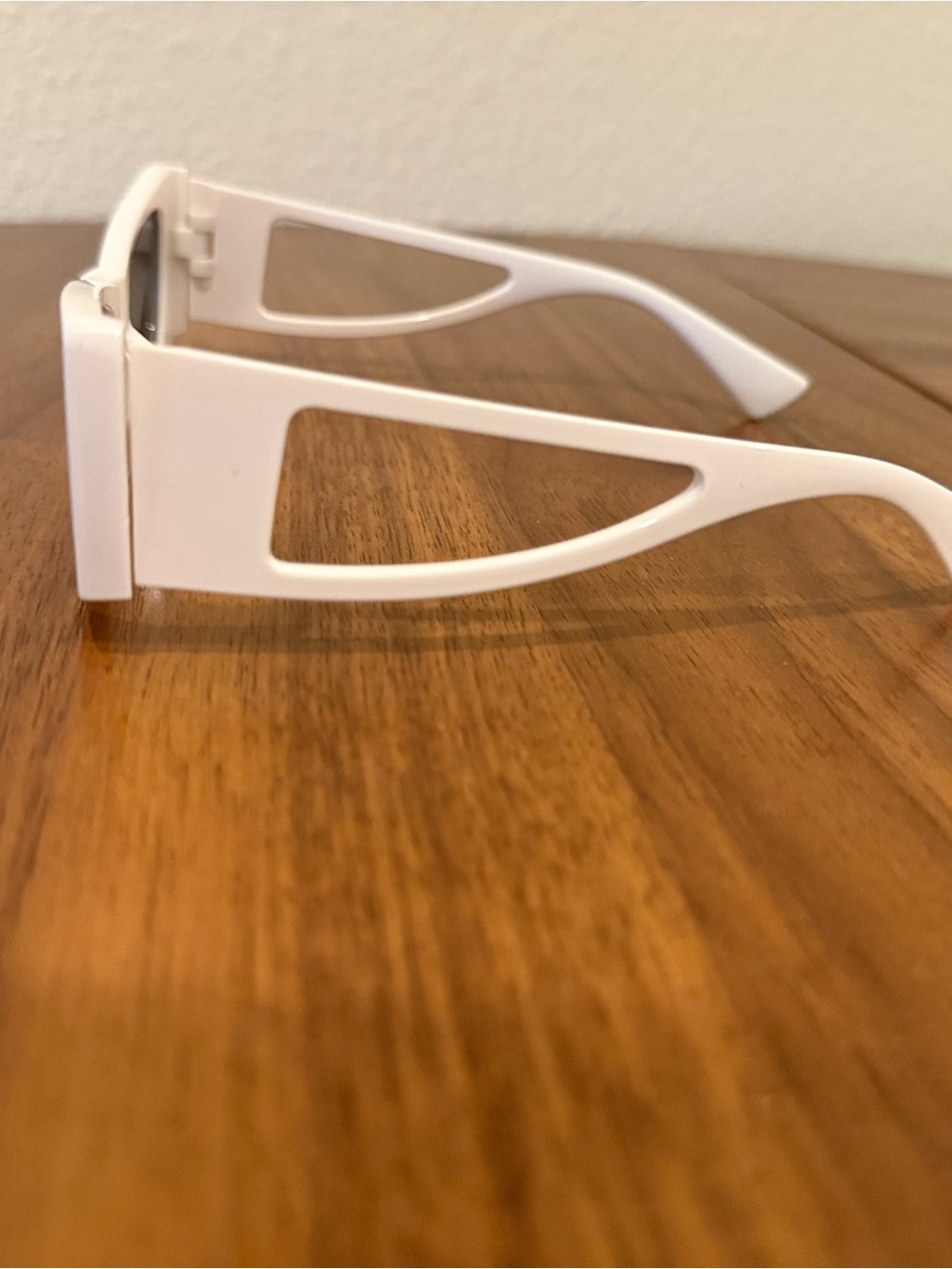 White Rectangular Fashion Sunglasses - Sleek Women's Shades - Picture 7 of 8